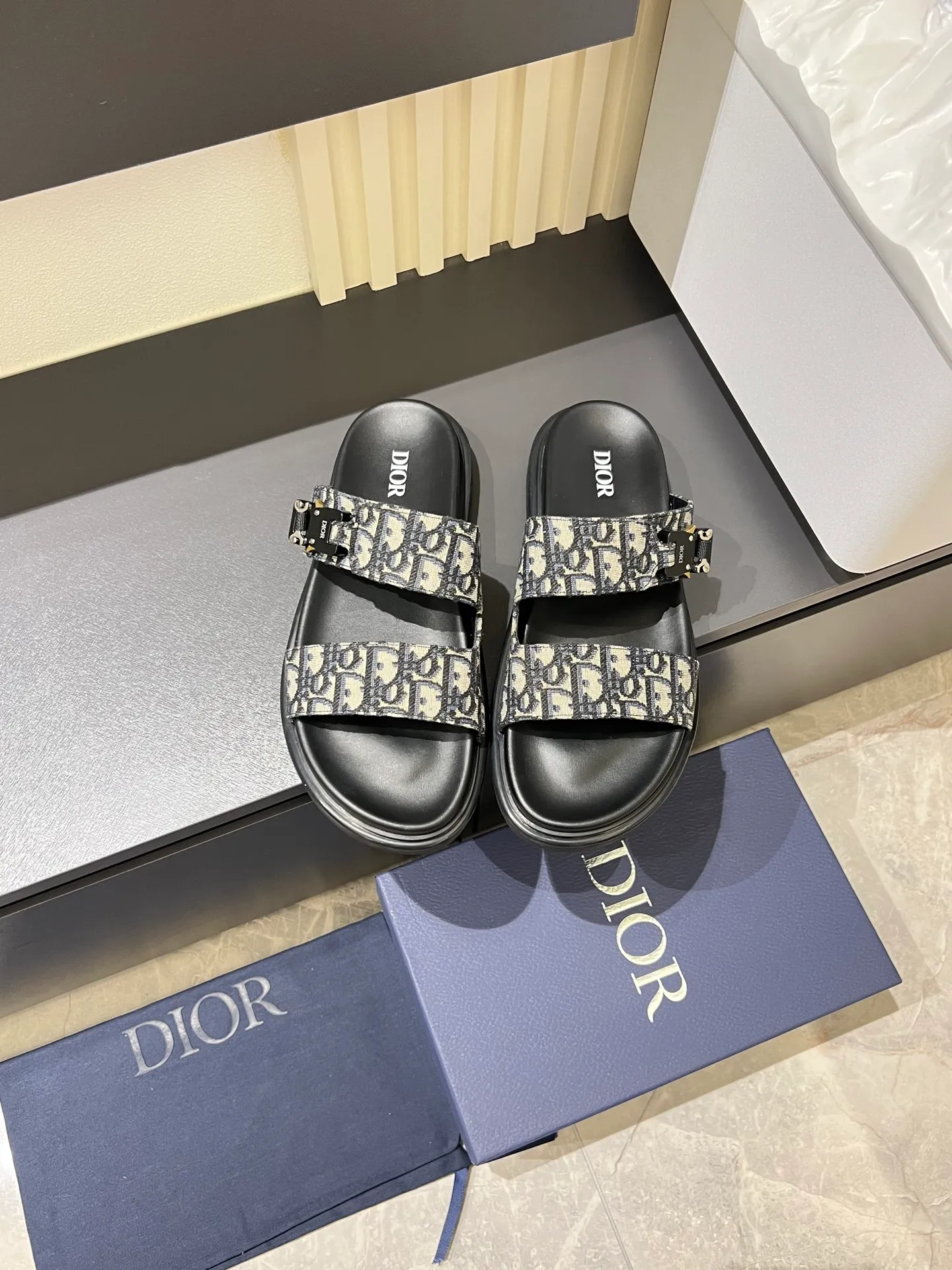 Men's Men's Shoes 💰p320 Dio* Men's Sandals Slippers. Showcasing Dior haute couture design. The Dior gray suede strap is accented with an aluminum Dior buckle for added style. Paired with a comfortable tonal notch sole, they pair easily with shorts or jeans for a sophisticated look. Main body: suede cow leather, technical fabric lining: cow leather, with adjustable straps, aluminum Dior buckle, Dior gray EVA insole, tonal notched rubber outsole splicing structure, size: 38-44 (customized at 45.46)